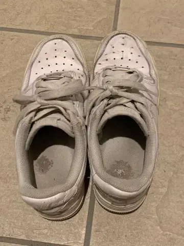 화이트 스니커즈