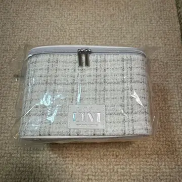 화이트 계열 체크 무늬 파우치