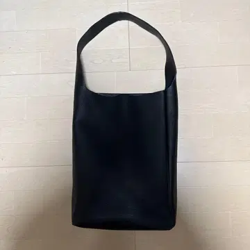 Aeta 블랙 가죽 숄더백