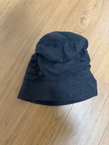 다크 그레이 주름 디자인 니트 모자