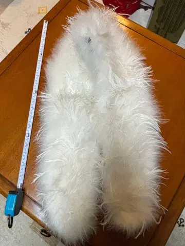 화이트 퍼와 새틴 기모노 숄