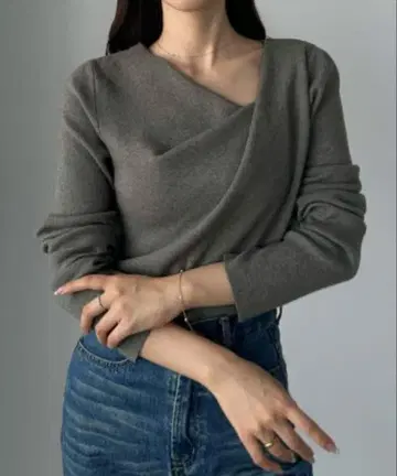 미사용 새상품 [ Loere ] 드레이프 비대칭 니트탑 차콜