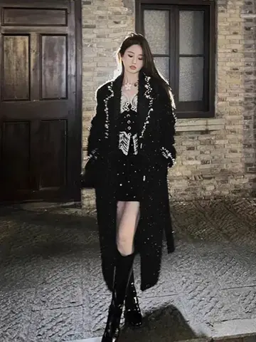 펄 장식이 있는 블랙 롱 코트