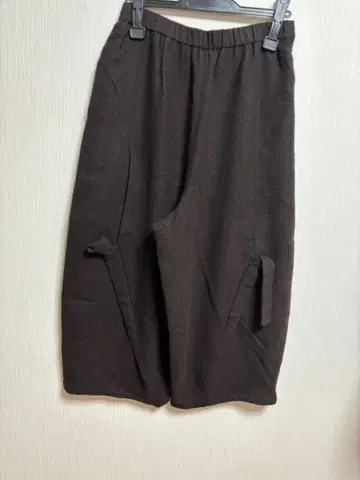 다크 브라운 와이드 팬츠 사이드 포켓 포함