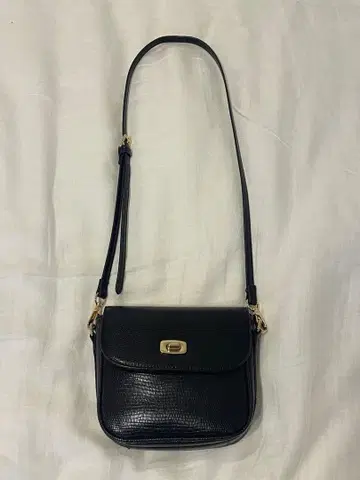 UR 블랙 크로스 바디백 골드 금장 장식