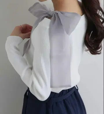 La boutique BonBon 오프숄더 리본 포함 리브 니트 화이트