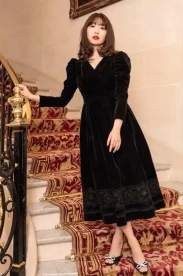 herlipto 자수 벨루어 미디 드레스