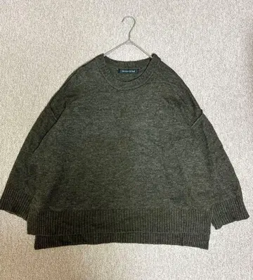 미즈이로 인드 와이드 니트 풀오버 크루넥 차콜 루즈핏