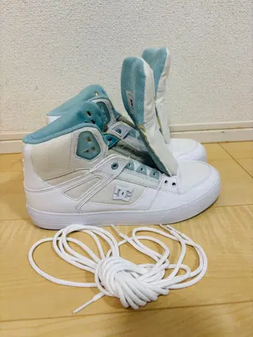 DC 화이트/블루 하이컷 스니커즈