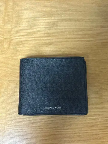 마이클코어스 2단 접이식 지갑