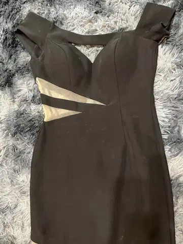 GROSSY 오프숄더 타이트핏 드레스 블랙