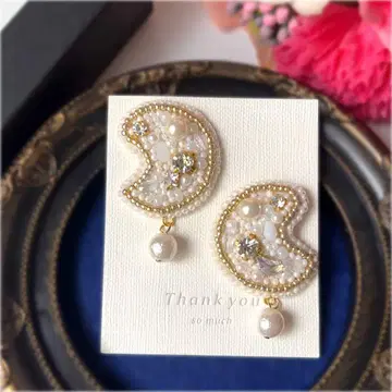 [ 귀걸이 단품 ] 화이트 문 비즈 자수 귀걸이 코튼 펄