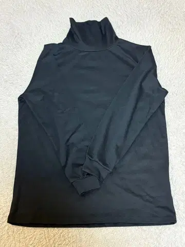 블랙 터틀넥 티셔츠