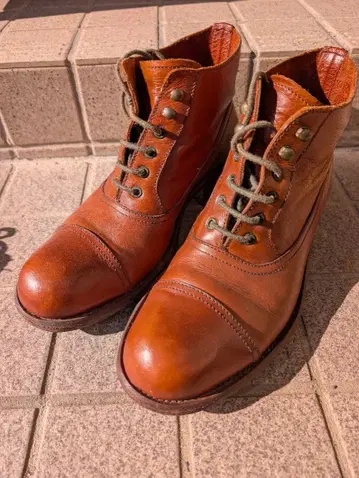 브라운 가죽 레이스업 부츠