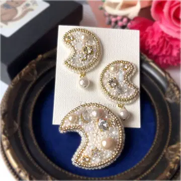 화이트 문 비즈 자수 귀걸이/귀찌 & 브로치 기프트 래핑 포함