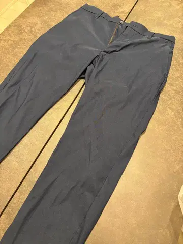 네이비 슬랙스 백 포켓 부착