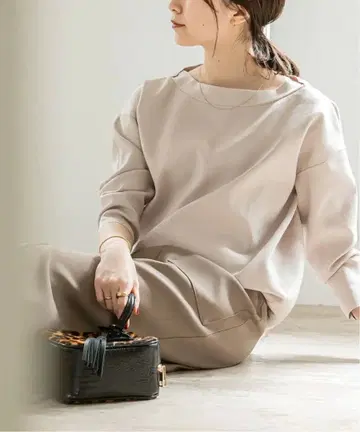 NOBLE 에스테르 소바리 뉴앙스 풀오버 맨투맨