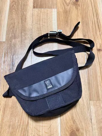 CHROME 블랙 바디백