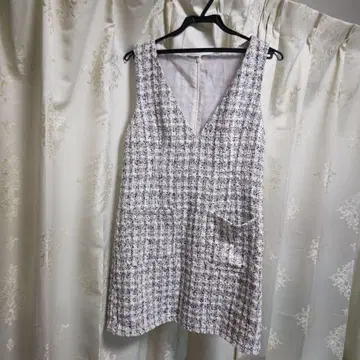 슬리브리스 트위드풍 무릎 기장 원피스