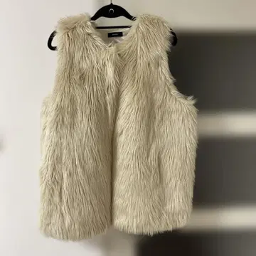 크림색 인조 모피 슬리브리스 자켓