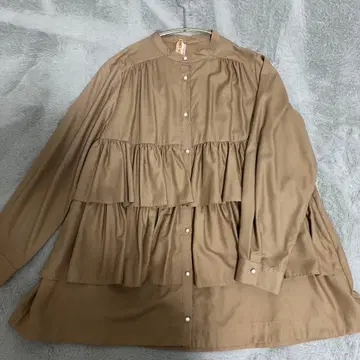 새상품급 베이지 프릴 긴팔 셔츠