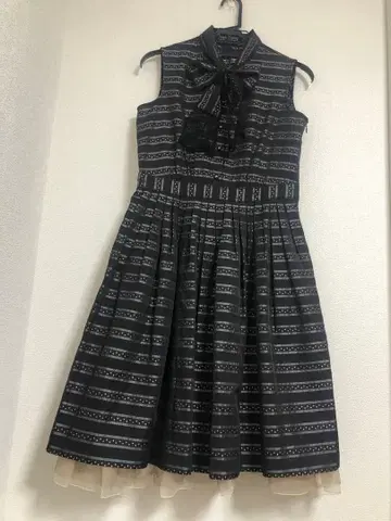 PLACE PAURE 슬리브리스 무릎 기장 원피스