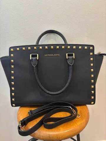 MICHAEL KORS 마이클코어스 블랙 스터드 셀마 미디엄