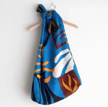 [정품] KHOKI INTARSIA-KNIT BAG BLUE