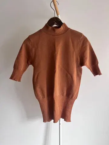 zucca 브라운 하이넥 반팔 니트