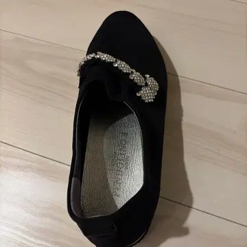 비쥬 장식 블랙 플랫슈즈