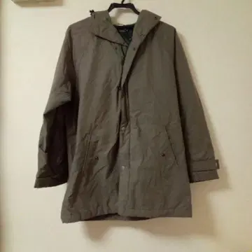 LATERRA 후드 부착 카키색 자켓 M 사이즈
