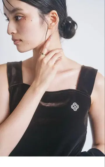 새상품 네이비 CONNSE 벨로아 스캘럽 탱크탑