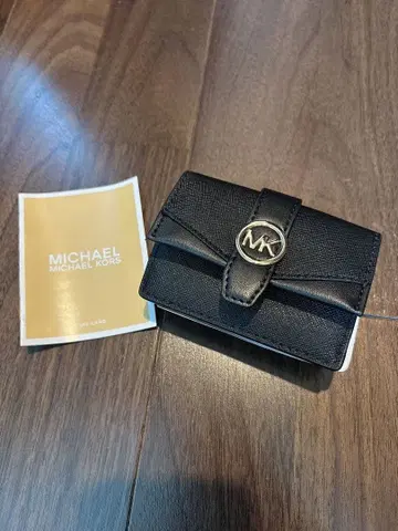 미사용 새상품 마이클코어스 블랙 검정 접이식 지갑 3단 접이식 지갑