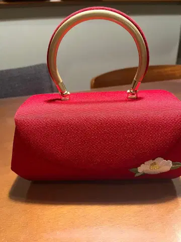 꽃 자수가 달린 빨간색 일본 의류용 가방