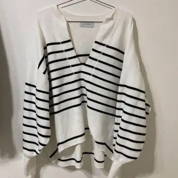 ADAM ET ROPE 블랙 스트라이프 보더 V넥 니트 화이트