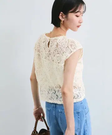 VIS 코드 레이스 시어 슬리브리스 풀오버