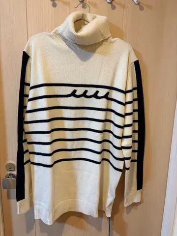 muta 스트라이프 터틀넥 니트