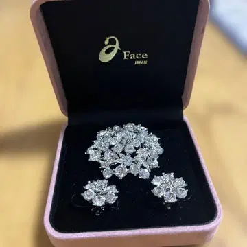 Face Japan 꽃 모티브 귀찌와 브로치 세트