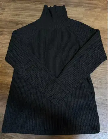 AKM 다크 그린 하이넥 스웨터