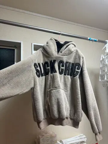 SLICK CHIC 후드 부착 베이지 후드티