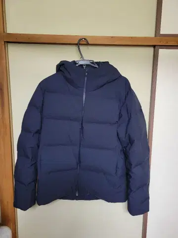 네이비 후드 부착 다운 자켓