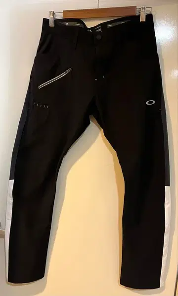 Oakley 스컬 골프 팬츠 블랙/화이트, 사이즈 32