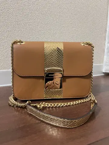 거의 새상품 MICHAEL KORS 마이클코어스 카메라 숄더백