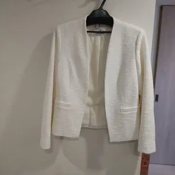 새상품급 23구 트위드 자켓 화이트 38 노카라 컬러리스