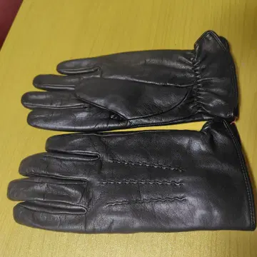 가죽제 퍼 안감의 검은색 장갑