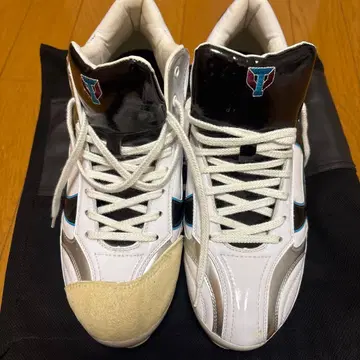 야구용 스파이크 화이트/블랙/실버