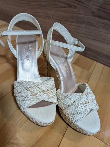 [새상품급] 긴자 카네마츠 화이트 샌들 23.5cm