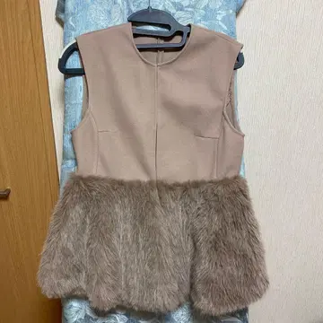 베이지 퍼 포함 슬리브리스 베스트