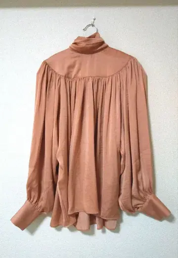 three four time 드레이프 블라우스 하이넥 테라코타