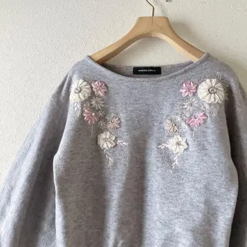 퀸즈 코트 꽃무늬 자수 비쥬 볼륨 소매 m 맨투맨 그레이